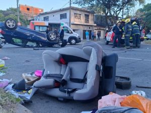Vuelco en zona oeste: el auto terminó dado vuelta y la butaca infantil a varios metros