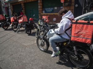 Delivery en Rosario: cada vez más cadetes trabajan en la informalidad