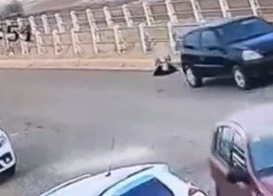 Bajó del auto para revisar una falla y el vehículo la atropelló