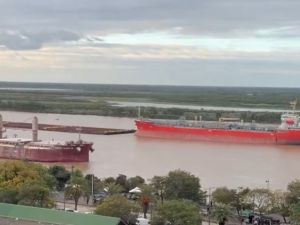 Videos: impactante choque en el río Paraná frente a la costa de Rosario