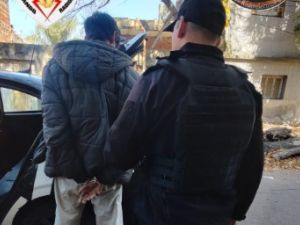 Un hombre fue detenido por violencia de género en la zona sur y se incautaron dos bolsas con droga