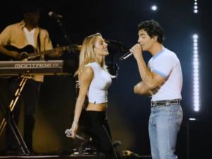 Tini Stoessel apareció de sorpresa en el show de los Jonas Brothers y enloqueció al Movistar Arena