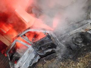 Se incendió un auto en la cochera de una vivienda