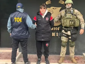 Detuvieron a dos hombres por atacar con una bomba molotov el auto de un futbolista de Newell’s