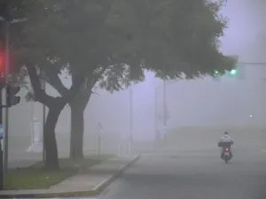 Bancos de niebla y frío húmedo cubren la región en un domingo con clima gris en Rosario
