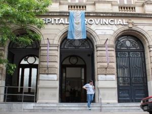 Permanece en estado crítico la mujer baleada en un kiosco de Villa Gobernador Gálvez