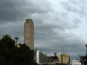 Clima en Rosario: domingo gris con marcado descenso de temperatura y viento sur en la región