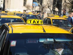 Taxistas rosarinos volvieron a exigir controles sobre las aplicaciones de viajes ilegales