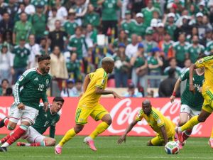 México debutó con triunfo y venció 2-0 a Sudáfrica en el Azteca