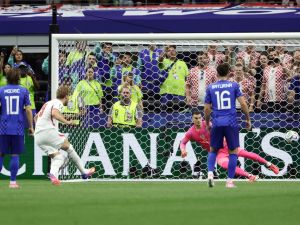 Inglaterra debutó con un triunfo 4-2 sobre Croacia