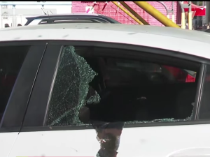 Inseguridad en Rosario: rompieron el vidrio de un auto y se llevaron un millón y medio de pesos