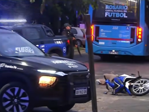 Fatal choque en Molina y Cafulcurá: un motociclista murió al impactar contra un colectivo