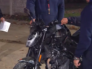 Siniestro vial en Presidente Perón al 7700: un motociclista quedó debajo de un camión