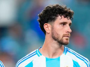 Marcos Senesi se sumó a la Selección Argentina en Kansas City tras la lesión de Balerdi