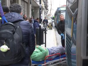 Un hombre cayó al bajar de un colectivo y terminó herido