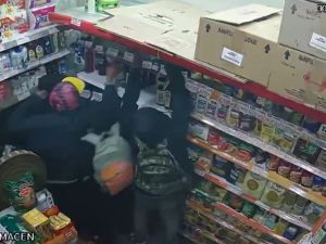 Robo en manada a un minimarket: cuatro menores fueron detenidos tras saquear el local