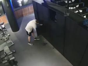 El estafador del gimnasio: abría los casilleros y robaba tarjetas bancarias