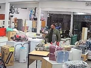 Detenidos tras comprar electrodomésticos con tarjetas robadas