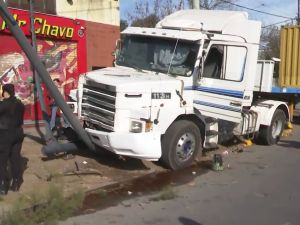 El conductor de un camión se descompensó, perdió el control y terminó sobre la vereda