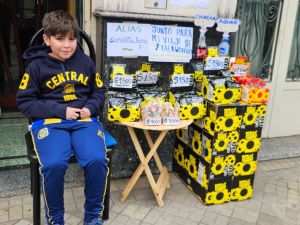 Un gigante de 11 años: vende golosinas para viajar al panamericano de taekwondo