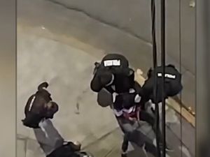 Le robaron por segunda vez en tres días, pidió ayuda a los gritos y los vecinos atraparon al sospechoso