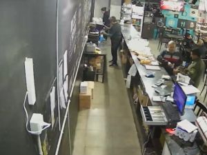 Detuvieron a un policía por robar un celular en un bar de la Terminal de Ómnibus