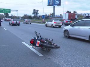 Choque en Circunvalación y Pellegrini: un motociclista resultó herido rumbo al trabajo