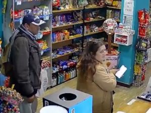 Simularon ser clientes, distrajeron a la empleada y robaron golosinas