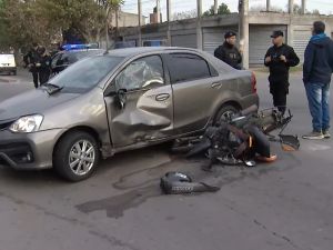 Un motociclista resultó herido tras ser embestido por un auto