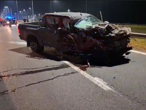 Una camioneta chocó contra un camión detenido en la banquina