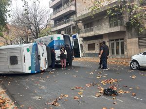 Choque y vuelco de una ambulancia en Cafferata y Montevideo