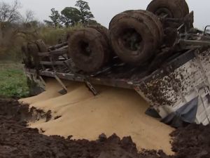 Volcó un camión con doble acoplado en la Ruta Provincial  21