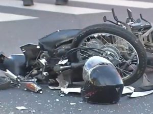 Atropellaron a un policía mientras asistía un choque entre una moto y un taxi