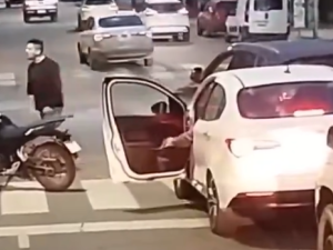 Neuquén: discutía con un motociclista, olvidó el freno de mano y provocó un choque