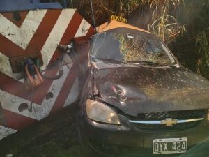 Un tren chocó contra un taxi y el conductor resultó herido