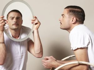 Hablar solo en voz alta: qué dice la psicología sobre este hábito cada vez más común en Argentina