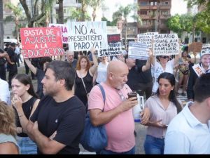 Manifestantes autoconvocados reclamaron mejoras salariales frente a la legislatura santafesina