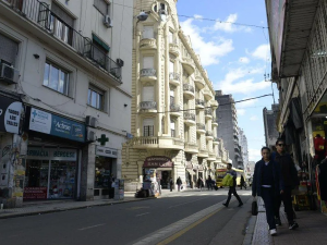 Calle San Luis aguarda el inicio de clases para reactivar el consumo
