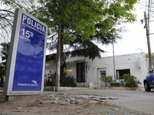 Escapan tres presos de la comisaría 15ª y son recapturados en casas del barrio
