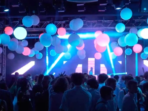 Buscan a madre acusada de estafar $17 millones destinados a la fiesta de egresados de su hija