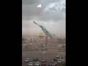 Derrumbe de la réplica de la Estatua de la Libertad en Porto Alegre por fuertes vientos