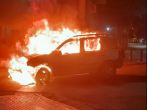 Se incendió una camioneta en la zona de Paraguay y Riobamba y quedó destruida