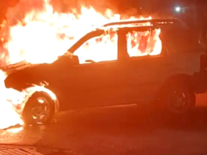 Se incendió una camioneta en la zona de Paraguay y Riobamba y quedó destruida