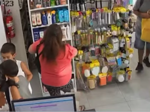 Inseguridad en el centro: una pareja de "mecheros" robó en una perfumería en Callao y San Juan