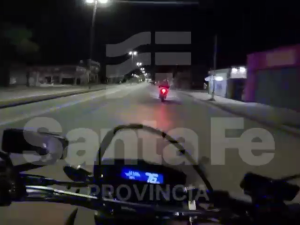 Rosario: persecución en zona oeste terminó con dos jóvenes detenidos y una moto recuperada