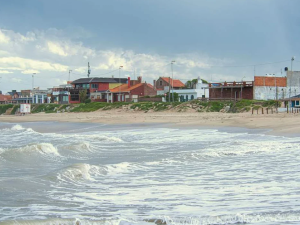 Mini tsunami en Santa Clara del Mar: olas gigantes sorprenden a turistas y dejan heridos
