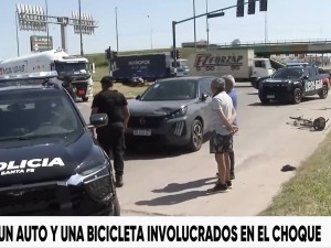 Choque entre auto y bicicleta deja una mujer herida y tránsito cortado