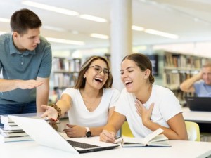 Interrumpir conversaciones: qué dice la psicología sobre un comportamiento frecuente y sus causas