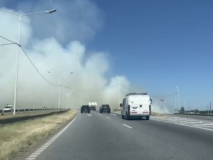 Incendio de pastizales en Circunvalación: columnas de humo afectaron la visibilidad y tránsito