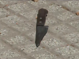 Pelea, un apuñalado y un detenido tras un violento enfrentamiento en la Plaza 25 de Mayo